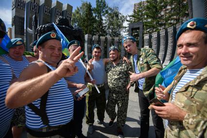 Екатеринбург. Возложение цветов к памятнику погибшим в войне в Афганистане и Чечне \'Черный тюльпан\', во время празднования дня ВДВ