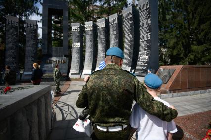 Екатеринбург. Возложение цветов к памятнику погибшим в войне в Афганистане и Чечне \'Черный тюльпан\', во время празднования дня ВДВ