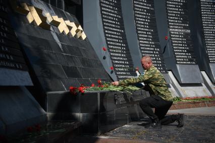 Екатеринбург. Возложение цветов к памятнику погибшим в войне в Афганистане и Чечне \'Черный тюльпан\', во время празднования дня ВДВ