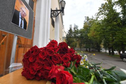 Москва. Цветы в память о президенте факультета журналистики Московского государственного университета (МГУ) имени М. В. Ломоносова Ясене Засурском у входа в здание факультета.