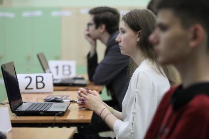 Красноярск. Ученики перед началом единого государственного экзамена (ЕГЭ) по информатике в школе.