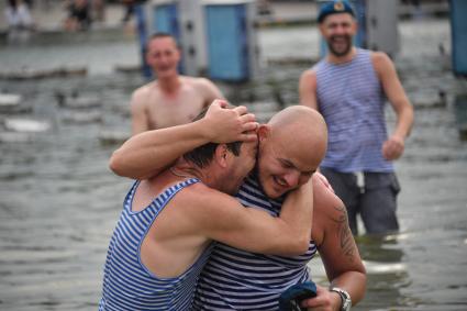 Москва. Десантники во время празднования Дня Воздушно-десантных войск России на ВДНХ.