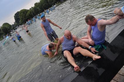 Москва. Десантники во время празднования Дня Воздушно-десантных войск России на ВДНХ.