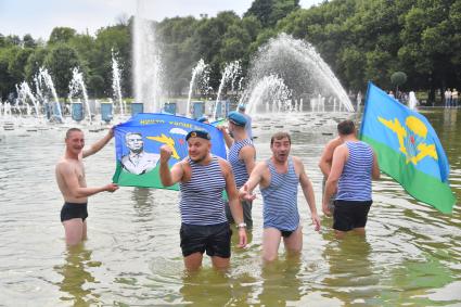 Москва. Десантники во время празднования Дня Воздушно-десантных войск России на ВДНХ.