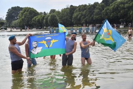 Москва. Десантники во время празднования Дня Воздушно-десантных войск России на ВДНХ.