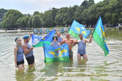 Москва. Десантники во время празднования Дня Воздушно-десантных войск России на ВДНХ.