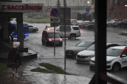 Москва. Машины едут в потоке воды.