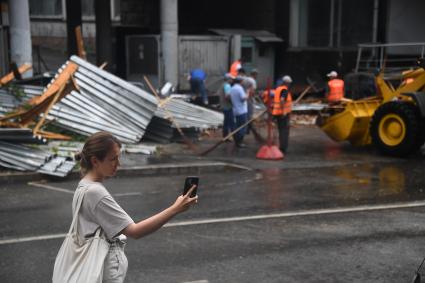 Москва. В результате урагана произошло обрушение крыши здания на улице Правды.