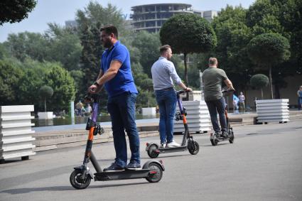 Москва. Горожане катаются на электросамокатах на ВДНХ.