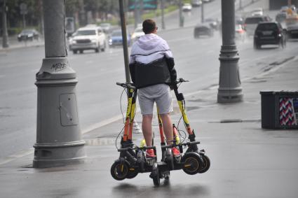 Москва. Мужчина с электросамокатами