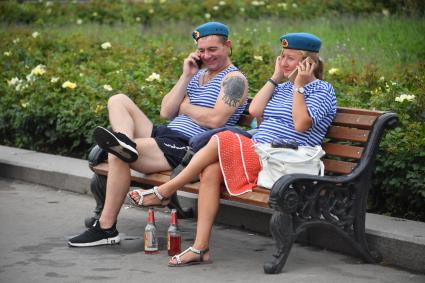 Москва. Мужчина с женщиной во время празднования Дня Воздушно-десантных войск России на ВДНХ.