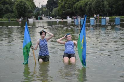 Москва. Девушки купаются в фонтане во время празднования Дня Воздушно-десантных войск России на ВДНХ.