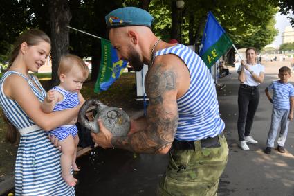 Москва. Мужчина и девушка с ребенком во время празднования Дня Воздушно-десантных войск России на ВДНХ.