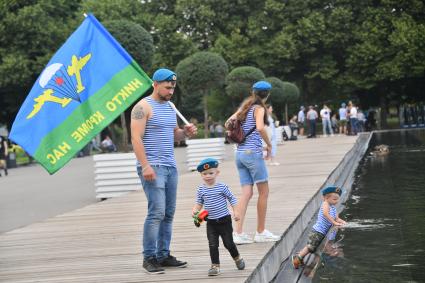 Москва. Мужчина с детьми во время празднования Дня Воздушно-десантных войск России на ВДНХ.