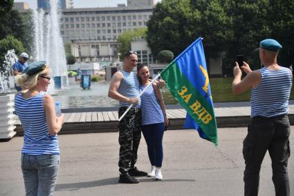 Москва. Десантники во время празднования Дня Воздушно-десантных войск России на ВДНХ.