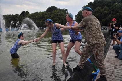 Москва. Во время празднования Дня Воздушно-десантных войск России на ВДНХ.