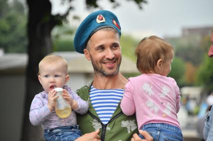 Москва. Десантник с детьми во время празднования Дня Воздушно-десантных войск России на ВДНХ.