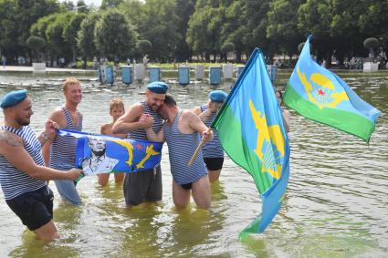 Москва. Десантники во время празднования Дня Воздушно-десантных войск России на ВДНХ.