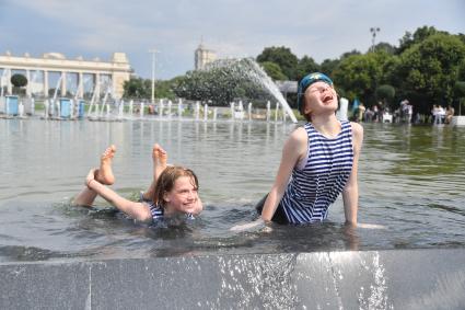 Москва. Девочки купаются в фонтане во время празднования Дня Воздушно-десантных войск России на ВДНХ.