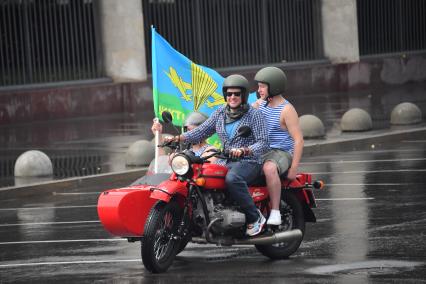 Москва. Десантники на мотоцикле во время празднования Дня Воздушно-десантных войск России на ВДНХ.