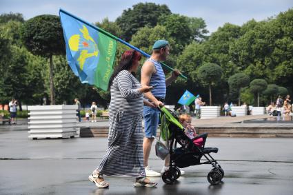 Москва. Мужчина и женщина с ребенком во время празднования Дня Воздушно-десантных войск России на ВДНХ.