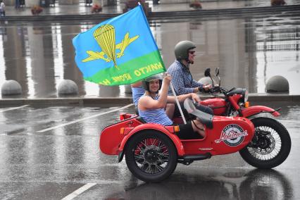 Москва. Десантники на мотоцикле во время празднования Дня Воздушно-десантных войск России на ВДНХ.