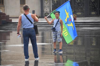 Москва. Мужчина с ребенком во время празднования Дня Воздушно-десантных войск России на ВДНХ.