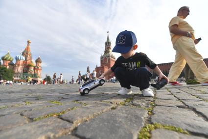 Москва. Мальчик с игрушечной машинкой на Красной площади.