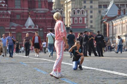 Москва. Посетители фотографируются на Красной площади.