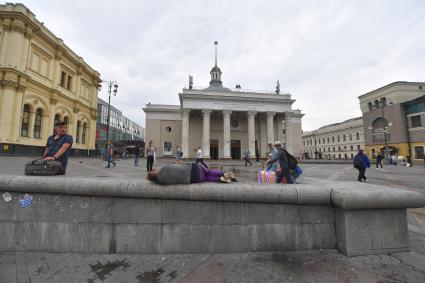 Москва. Прохожие у станции метро Комсомольская.