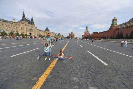 Москва. Женщина с детьми на Красной площади.