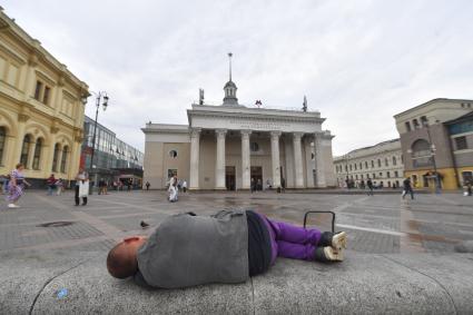 Москва. Мужчина лежит на улице у станции метро Комсомольская.