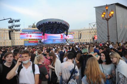 Санкт-Петербург. Выпускники школ на Дворцовой площади во время праздника `Алые паруса`.