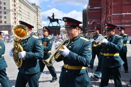 Москва. Военный оркестр во время торжественной церемонии вручения дипломов и нагрудных знаков выпускникам Московского высшего общевойскового командного училища.