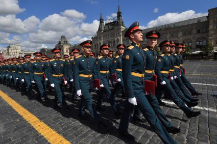 Москва. Выпускники Московского высшего общевойскового командного училища после торжественной церемонии вручения дипломов и нагрудных знаков об окончании училища на Красной площади.