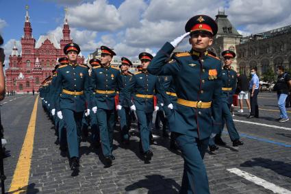 Москва. Выпускники Московского высшего общевойскового командного училища после торжественной церемонии вручения дипломов и нагрудных знаков об окончании училища на Красной площади.