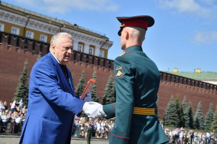 Москва. Руководитель фракции`Либерально-демократическая партия России` (ЛДПР) в Государственной Думе РФ Владимир Жириновский во время торжественной церемонии вручения дипломов и нагрудных знаков об окончании выпускникам Московского высшего общевойскового командного училища на Красной площади.