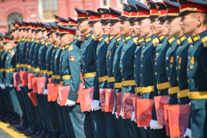 Москва. Выпускники Московского высшего общевойскового командного училища во время торжественной церемонии вручения дипломов и нагрудных знаков об окончании училища на Красной площади.