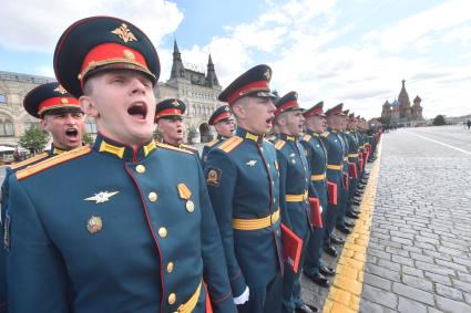 Москва. Выпускники Московского высшего общевойскового командного училища во время торжественной церемонии вручения дипломов и нагрудных знаков об окончании училища на Красной площади.