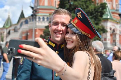 Москва. Выпускник Московского высшего общевойскового командного училища после торжественной церемонии вручения дипломов и нагрудных знаков об окончании училища на Красной площади.