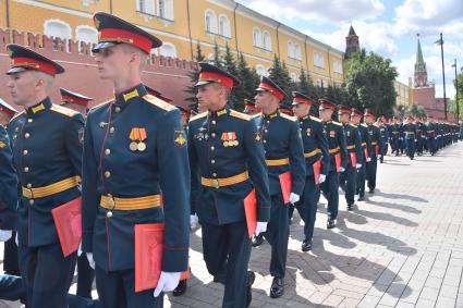 Москва. Выпускники Московского высшего общевойскового командного училища во время торжественной церемонии вручения дипломов и нагрудных знаков об окончании училища на Красной площади.