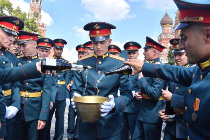 Москва. Выпускники Московского высшего общевойскового командного училища после торжественной церемонии вручения дипломов и нагрудных знаков об окончании училища на Красной площади.