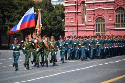 Москва. Выпускники Московского высшего общевойскового командного училища во время торжественной церемонии вручения дипломов и нагрудных знаков об окончании училища на Красной площади.