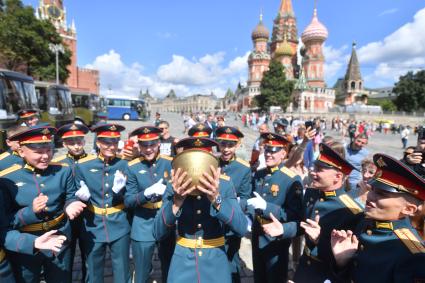 Москва. Выпускники Московского высшего общевойскового командного училища после торжественной церемонии вручения дипломов и нагрудных знаков об окончании училища на Красной площади.