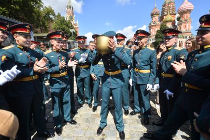 Москва. Выпускники Московского высшего общевойскового командного училища после торжественной церемонии вручения дипломов и нагрудных знаков об окончании училища на Красной площади.