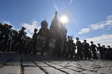 Москва. Выпускники Московского высшего общевойскового командного училища перед началом торжественной церемонии вручения дипломов и нагрудных знаков об окончании училища на Красной площади.