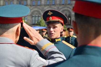 Москва. Выпускники Московского высшего общевойскового командного училища во время торжественной церемонии вручения дипломов и нагрудных знаков об окончании училища на Красной площади.