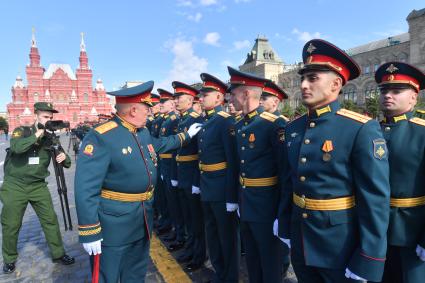 Москва. Выпускники Московского высшего общевойскового командного училища перед началом торжественной церемонии вручения дипломов и нагрудных знаков об окончании училища на Красной площади.