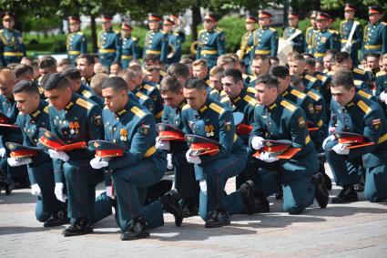 Москва. Выпускники Московского высшего общевойскового командного училища на церемонии возложения венка к Вечному огню на Могиле Неизвестного солдата в Александровском саду после торжественной церемонии вручения курсантам дипломов и нагрудных знаков об окончании училища на Красной площади.