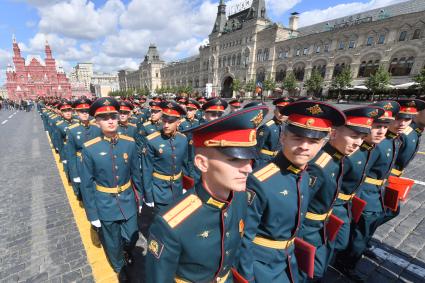 Москва. Выпускники Московского высшего общевойскового командного училища во время торжественной церемонии вручения дипломов и нагрудных знаков об окончании училища на Красной площади.